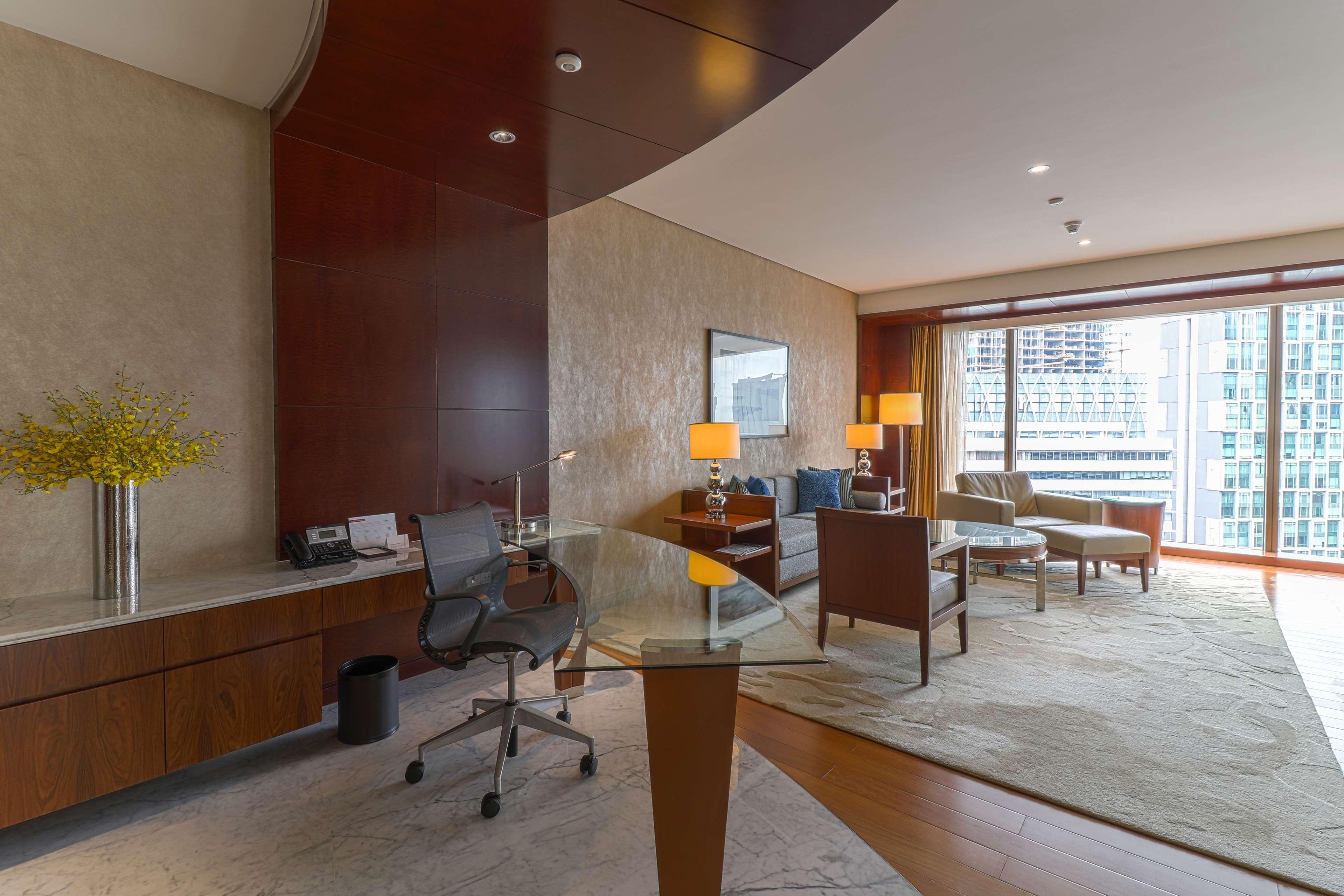 Grand Hyatt Kuala Lumpur Hotel Luaran gambar A suite at the Ritz-Carlton, Singapore
