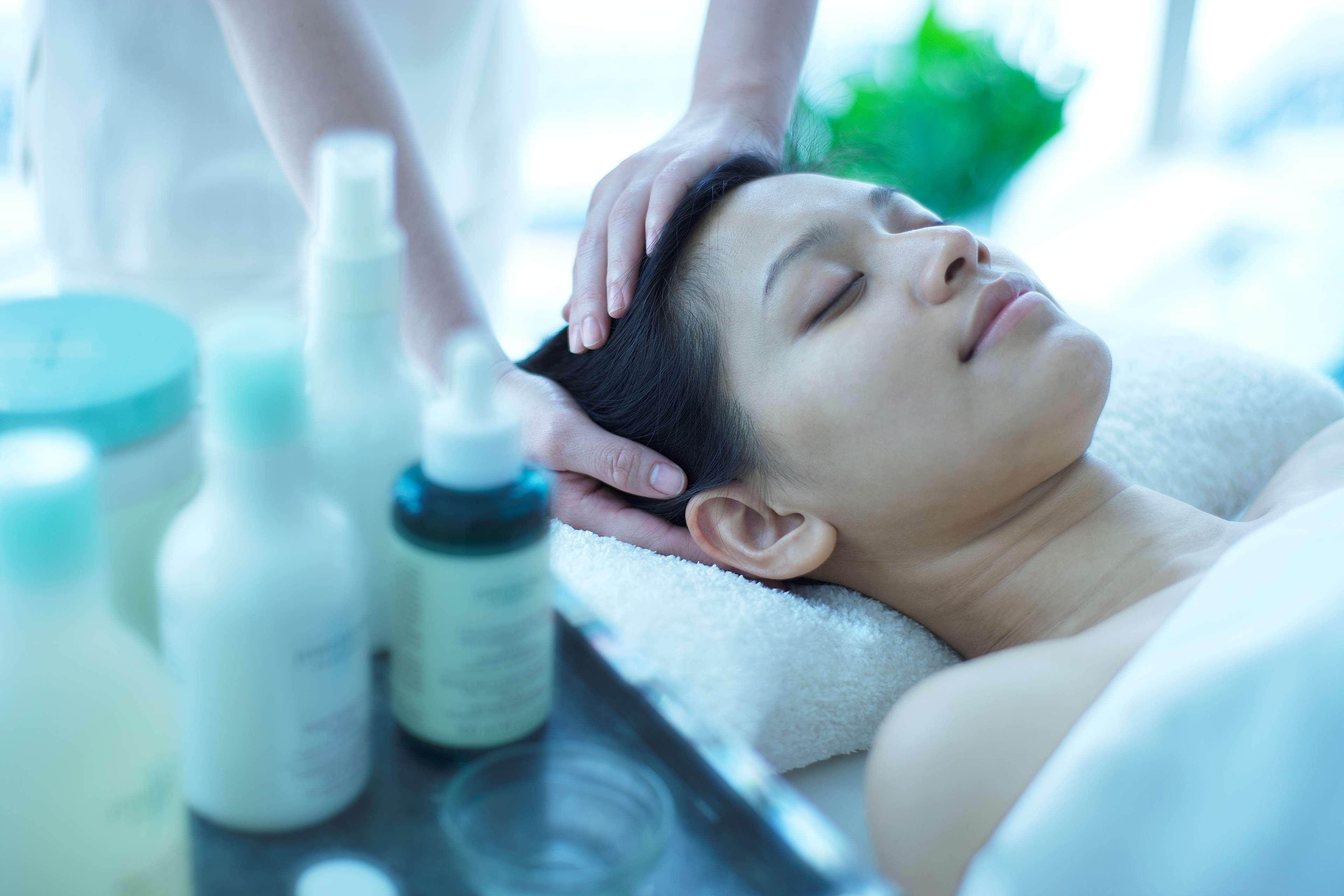 Grand Hyatt Kuala Lumpur Hotel Luaran gambar A woman receiving a head massage