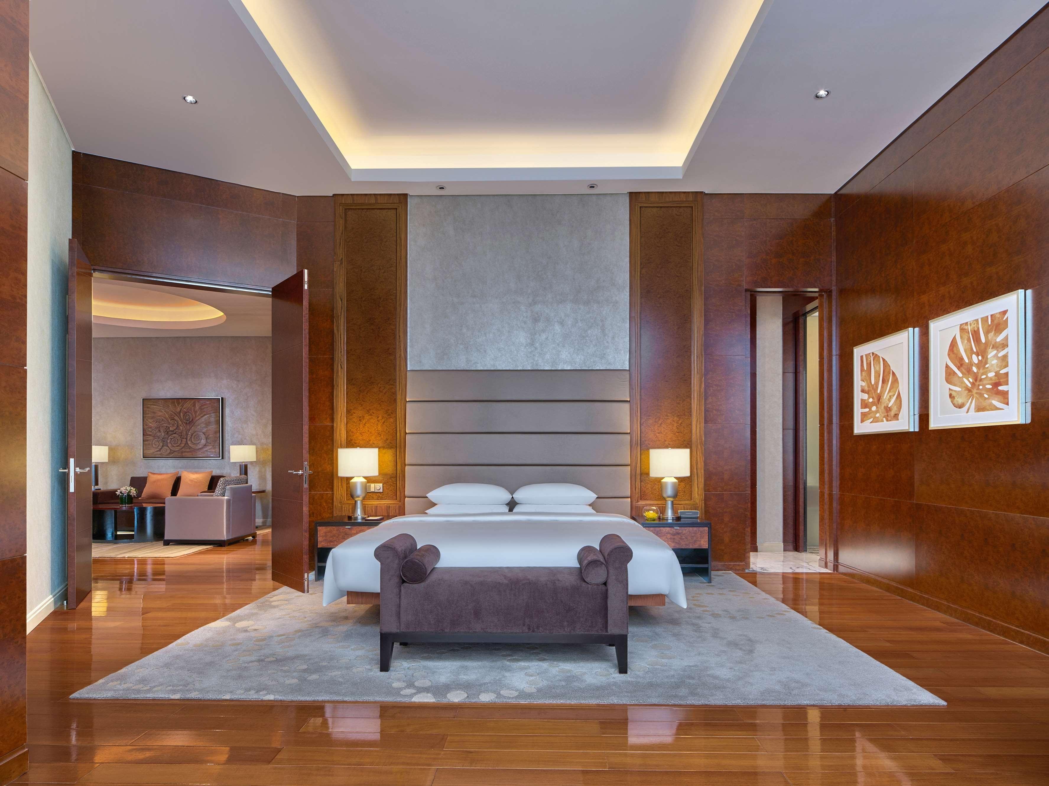 Grand Hyatt Kuala Lumpur Hotel Luaran gambar A bedroom at the Ritz-Carlton, DIFC