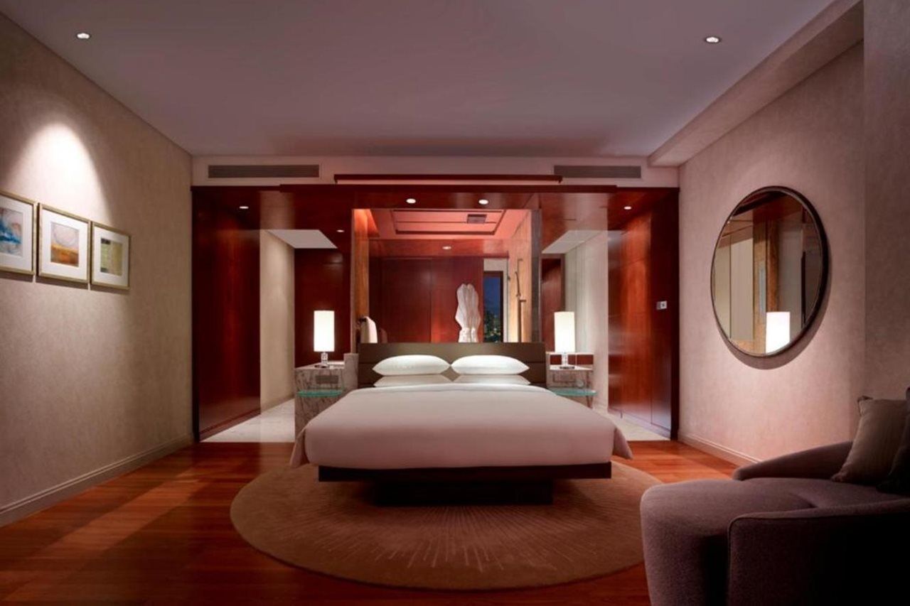Grand Hyatt Kuala Lumpur Hotel Luaran gambar A bedroom at the Mandarin Oriental, Munich